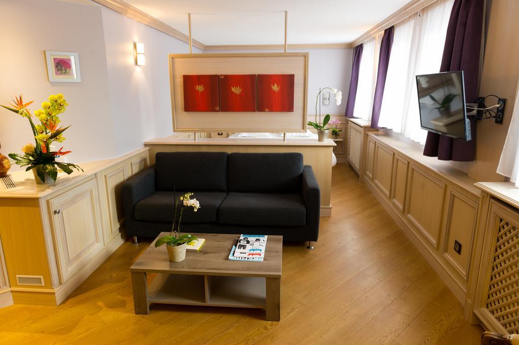 Cottage Logis Hotel - Restaurant ดูดล็องจ์ ภายนอก รูปภาพ